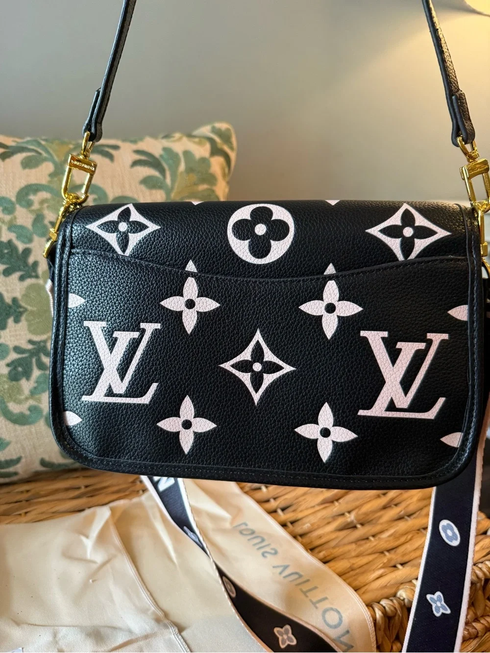 🖤 🩷 Black & Pink Crossbody Bag- see description